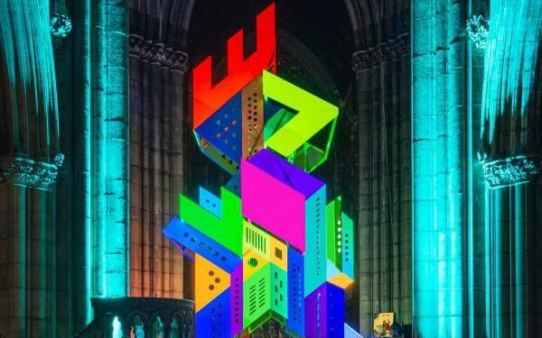 Morag Myerscough crea una instalación fluorescente en Doncaster Minster