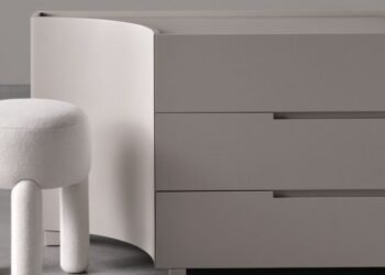 Andrea Parisio impregna los muebles Meridiani de curvas y personalidad