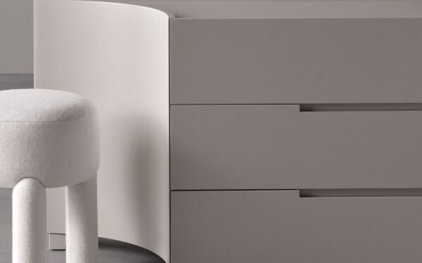 Andrea Parisio impregna los muebles Meridiani de curvas y personalidad