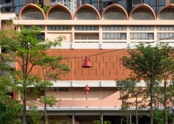 FARM y Nice Projects convierten una escuela revestida de bloques de brisa en New Bahru