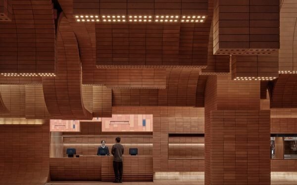 Protuberancias de ladrillos curvos llenan el cine Haikou Gaoxingli Insun