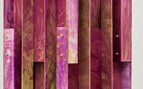 Paul Coenen añade un patrón de «envoltura retráctil» a su colección de muebles de aluminio