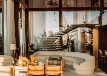 Philippe Starck reinterpreta el modernismo brasileño en un ático en São Paulo