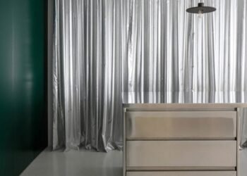 Diez interiores con detalles en oro y plata para dar la bienvenida a las fiestas