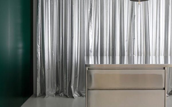 Diez interiores con detalles en oro y plata para dar la bienvenida a las fiestas