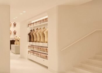 Sobres de paleta nude SKIMS NYC Flagship de Rafael de Cárdenas