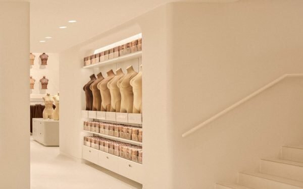 Sobres de paleta nude SKIMS NYC Flagship de Rafael de Cárdenas