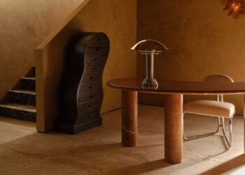 Form(LA) esconde la sala de exposición de muebles de piedra detrás de una puerta pivotante de mármol