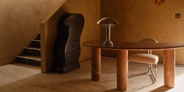 Form(LA) esconde la sala de exposición de muebles de piedra detrás de una puerta pivotante de mármol