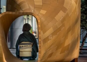La carpintería japonesa y la madera impresa en 3D se combinan para formar el pabellón The Warp