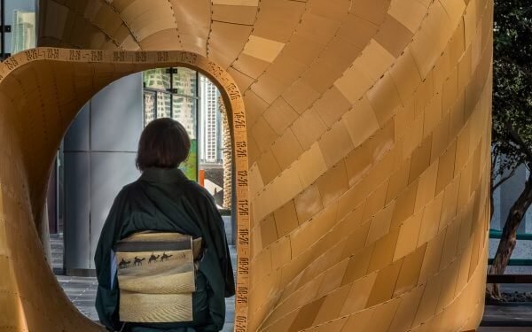La carpintería japonesa y la madera impresa en 3D se combinan para formar el pabellón The Warp