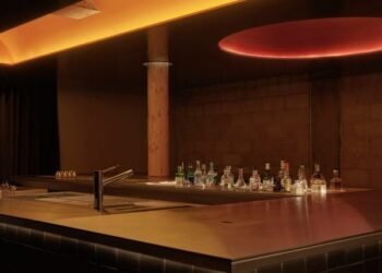 Cake Architecture esconde el bar clandestino Soma 2.0 en una antigua estación de seguridad