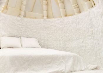 Ocho interiores blancos como la nieve que celebran un tono singular