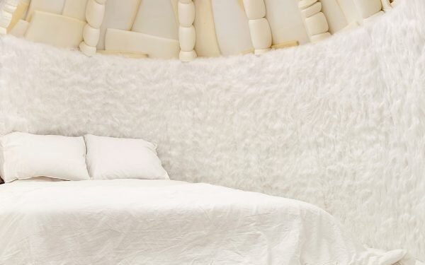 Ocho interiores blancos como la nieve que celebran un tono singular