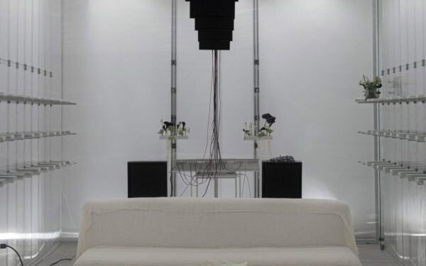 Moisés Sacal Hadid produce «ilusión de vacío infinito» en estudio de Ciudad de México