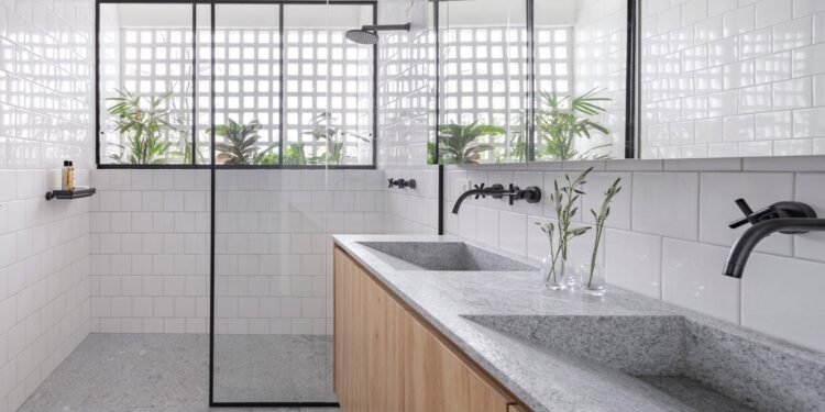 Ocho baños con lavabos esculturales de piedra maciza