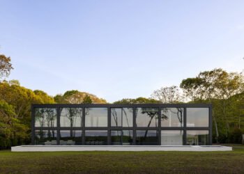 Una casa de East Hampton inspirada en el pabellón de una casa de cristal