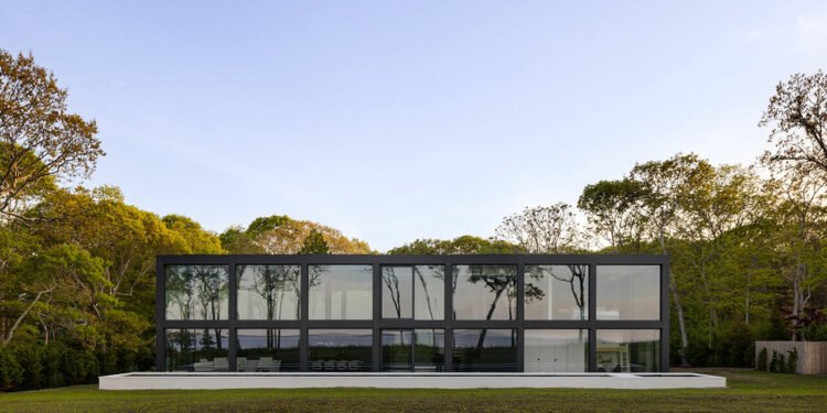 Una casa de East Hampton inspirada en el pabellón de una casa de cristal