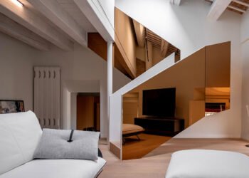 Un ático italiano brilla con espejos de color en Forlì