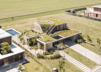 La Casa Nirvana se eleva desde el suelo como un jardín de tres pisos