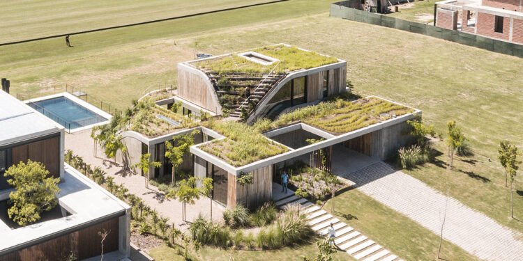 La Casa Nirvana se eleva desde el suelo como un jardín de tres pisos