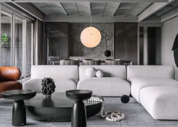 Apartamento monocromático en Mumbai con techos abovedados con curvas