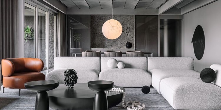 Apartamento monocromático en Mumbai con techos abovedados con curvas