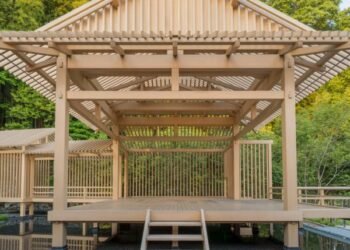 Kengo Kuma embellece Banyan Tree Kyoto con un escenario de teatro de madera