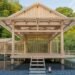 Kengo Kuma embellece Banyan Tree Kyoto con un escenario de teatro de madera