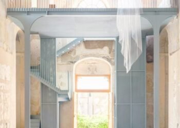 Caarpa transforma la iglesia italiana en el lugar de eventos con adición de entrepiso