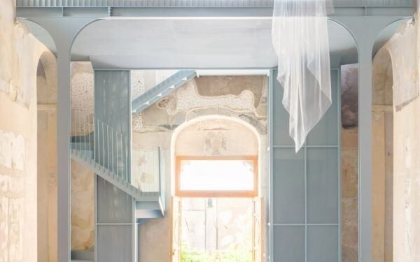 Caarpa transforma la iglesia italiana en el lugar de eventos con adición de entrepiso