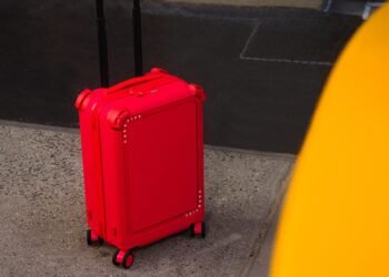 Casetify incursiona en el equipaje con la brillante y personalizable maleta Bounce