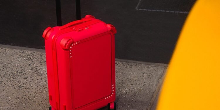 Casetify incursiona en el equipaje con la brillante y personalizable maleta Bounce