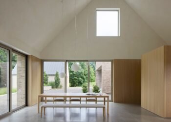 Los volúmenes a dos aguas de la casa Des Lauriers abrazan la serenidad rural