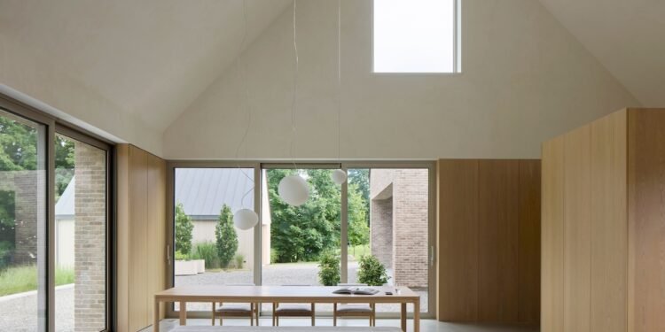 Los volúmenes a dos aguas de la casa Des Lauriers abrazan la serenidad rural