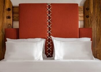 Dorothée Meilichzon diseña interiores de hotel Alpine con cabezas gigantes de la cama de esquí