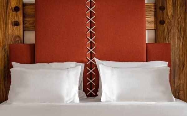 Dorothée Meilichzon diseña interiores de hotel Alpine con cabezas gigantes de la cama de esquí