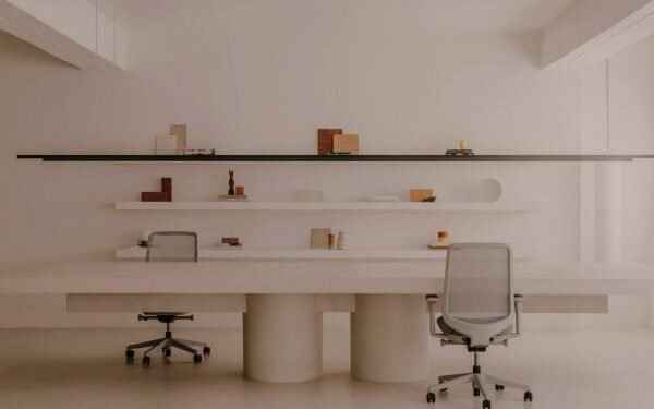 Isern Serra completa el interior «profundamente humano» para su propio estudio de Barcelona