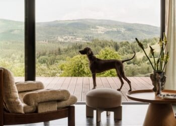 Mistovia diseña un dúo de casas de vacaciones en las montañas de los Beskides en Silesia