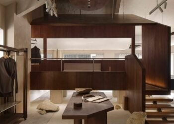 Modum Atelier organiza una boutique alrededor de un pabellón de madera elevado
