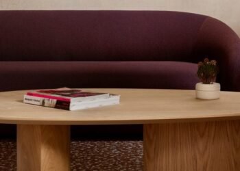 Sofá de nebulona por miniformes entre nuevos productos en la sala de exhibición de Dezeen