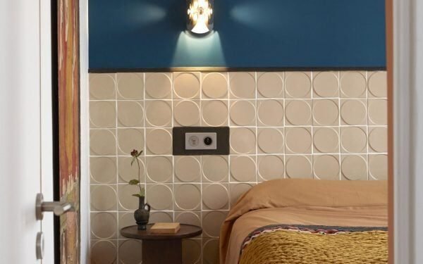 The House Special Studio lleva la nostalgia de los años 70 al pied-à-terre de París