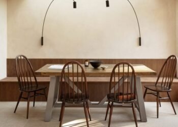 Ocho interiores de casas relajantes con acabados terrosos