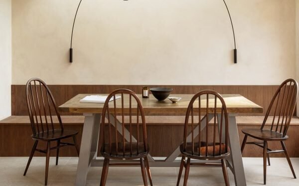 Ocho interiores de casas relajantes con acabados terrosos