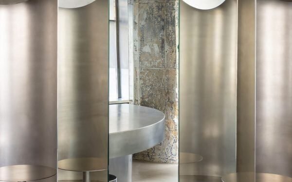 Mur Mur Architects llena la cafetería de París con asientos de acero estilo silo