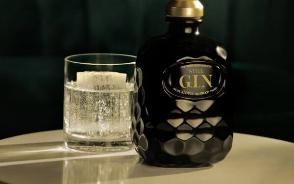 Ini Archibong diseña botella de gin para Snoop Dogg y Dr Dre