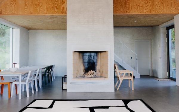 11 alfombras táctiles y rangos textiles presentados en la sala de exposición de Dezeen