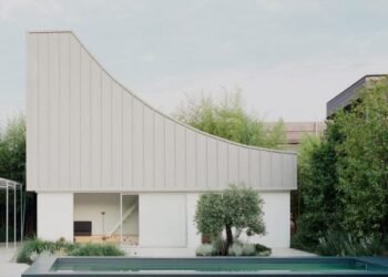 Studio Wok convierte una cabina eléctrica abandonada en una residencia para artistas