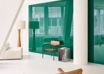 Batek Architekten organiza la clínica dental T7.2 alrededor de un cubo de vidrio acrílico