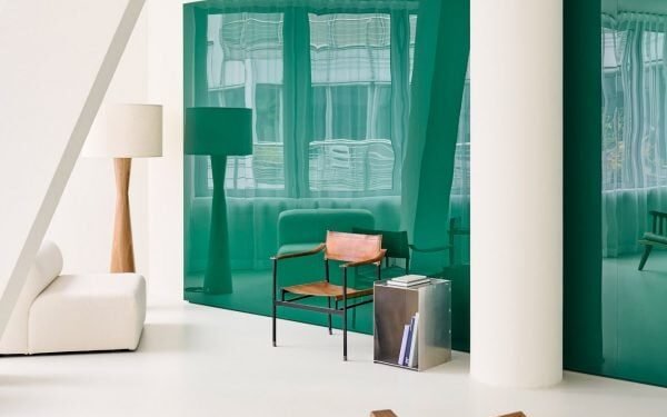 Batek Architekten organiza la clínica dental T7.2 alrededor de un cubo de vidrio acrílico